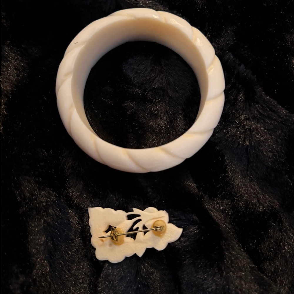 Chic Ivory Color Bangle Bracelet & Vintage Ivory Colored Flower Brooch - Picture 3 of 4